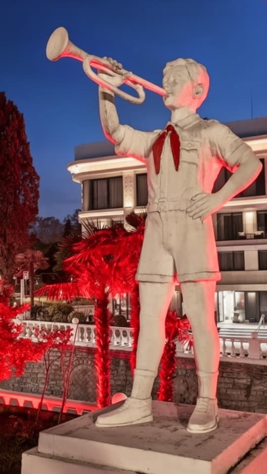 Sculpture "Pioneer Trumpeter"