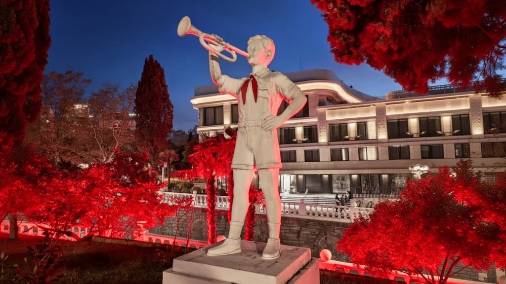 Sculpture "Pioneer Trumpeter"
